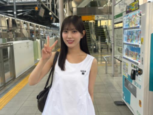 「何駅か特定できる？」女子大生タレント、美脚際立つ駅ショットに反響！ 「滞在時間3時間だった笑」