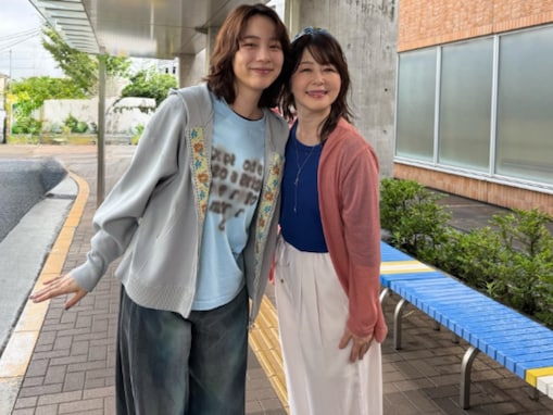 「親子で透明感が凄い」のん、“母娘”ショットを公開！ 「かわゆい母娘」「グッときちゃった」