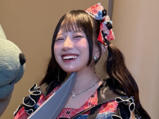 「刺さってますやん…」人気アイドル、包丁を突きつけられる姿を公開！ 「怖すぎワロタww」
