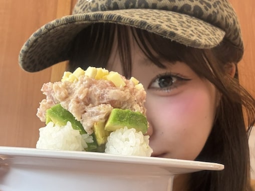 「問題になるやろなぁ」アイドル、回転ずし店でのショットに賛否「羨ましい！」「全店舗に指導入るやつ」