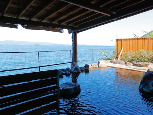 【長崎県の人気日帰り温泉】「長崎温泉 喜道庵」は大村湾を一望する絶景露天風呂とログハウスが魅力の施設。心もからだもうるおう至福の時間
