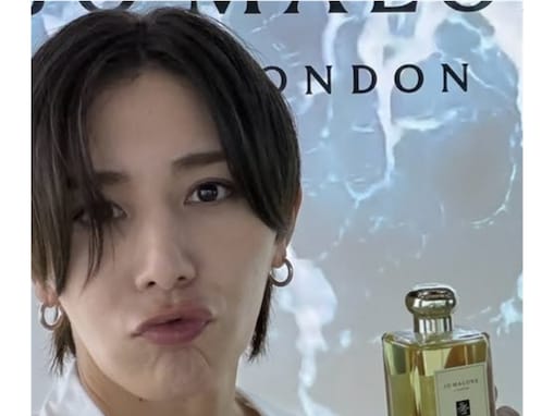 「ねえアヒル口かわ！」山田涼介、白シャツ＆デニムの爽やかな姿に「過去一のビジュ」「襟足！！！！！」