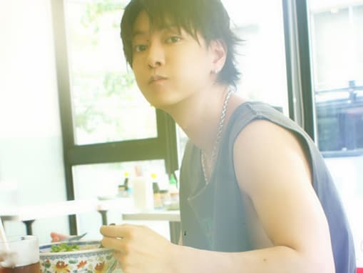 「二の腕たまらん」佐藤健、鍛え上げた筋肉際立つタンクトップ姿を披露！ 「たくましくて素敵」「最高です」