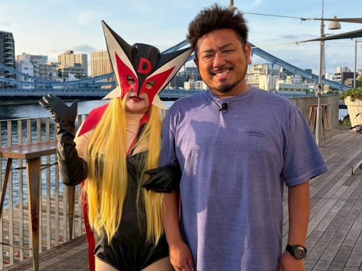 「脚だけ若くて草」人気芸人、母のセクシーなコスプレ姿を公開！ 「美熟女！」「好感度あがりました」