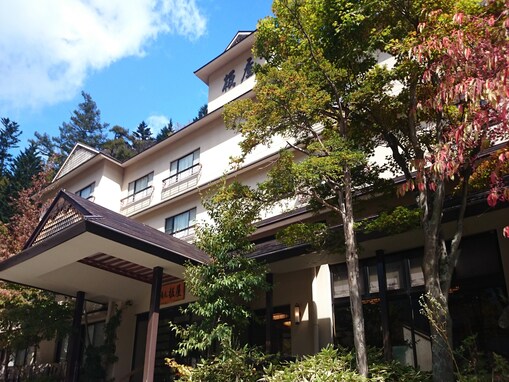 500円オフでお得に予約！ 「奥日光湯元温泉 湯元板屋」で源泉掛け流しの白濁した硫黄泉と地元の旬食材を生かした会席料理を満喫
