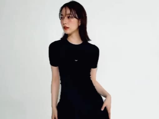 「ほっそ！」のん、ミニスカートから美脚披露！「バランスの良い抜群のスタイル」「ミニスカ似合うね」