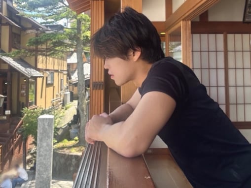 「彼氏感やばすぎる」原嘉孝、プライベートショット公開！ 菊池風磨が「筋肉見せびらかしてくる」と反応