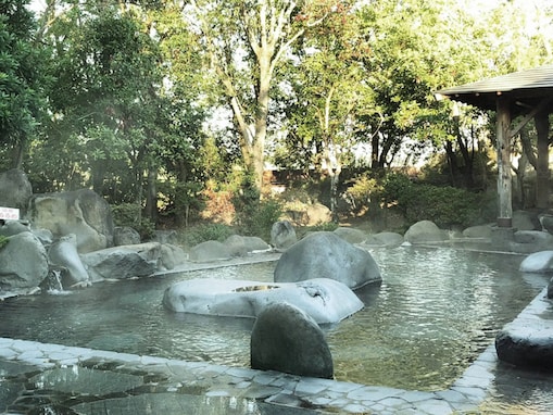 【熊本県の人気日帰り温泉】「温泉の郷 山鹿どんぐり村」は自然に囲まれた癒しの施設。源泉かけ流しの温泉とサウナでリラックス
