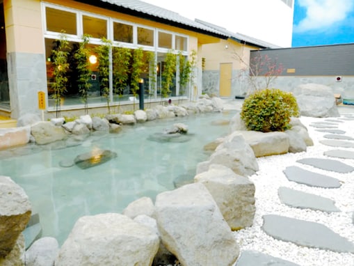 【福岡県の人気スーパー銭湯】「天然温泉コロナの湯 小倉店」は天然温泉や本格サウナが楽しめる施設。明るく広い大浴場で心地よくリフレッシュ