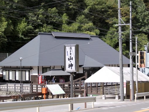 【長野県の人気日帰り温泉】「豊科温泉 湯多里 山の神」はお肌がすべすべになる美人の湯が自慢。露天風呂から四季折々の山の風景を堪能できる