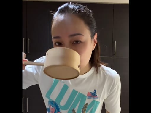 「どゆ事？」佐田真由美、48歳のすっぴん＆水を飲む“器”に驚き！ 「吹いた」「気になって内容入ってこない」