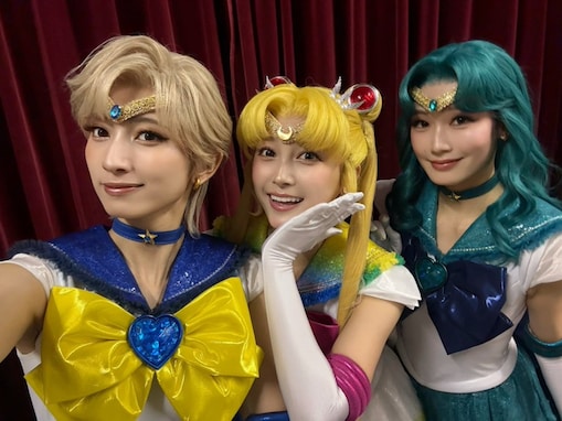 「ぎゃー！！ 大好きな3人」小山璃奈、セーラー戦士姿のスリーショットを披露！ 「美女め〜ん揃い」「可愛い」