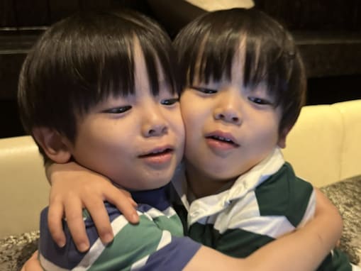 「まさに瓜二つ」人気インフルエンサー、双子息子の顔出しショット公開「​この距離感、尊すぎる」「目の保養」