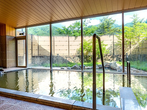 【長野県の人気日帰り温泉】「深山の湯」は2つの源泉をブレンドした源泉掛け流しの湯が自慢の施設。露天風呂やサウナでリラックス