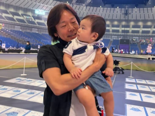 「ま、孫…！！？」佐藤弘道、孫とのツーショットに驚きの声！「老けなさ過ぎでは!?」「脳内処理不可」