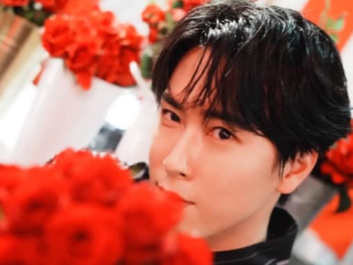 「タイトルがさすがすぎ」宮舘涼太、“薔薇と俺”ショットに反響！ 「美しすぎて眩しい」「ブレない」