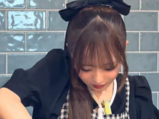 「ほんと衝撃すぎて」美人アイドル、“豚の頭を叩く”姿に反響！「可愛い顔してやってることグロテスク」