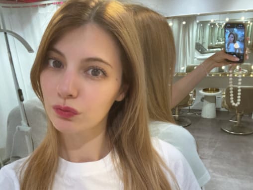 「もう美の象徴〜！！！」マギー、近影自撮りショットに反響！ 「いつでも本当に美人さん」「めっちゃ美しい」