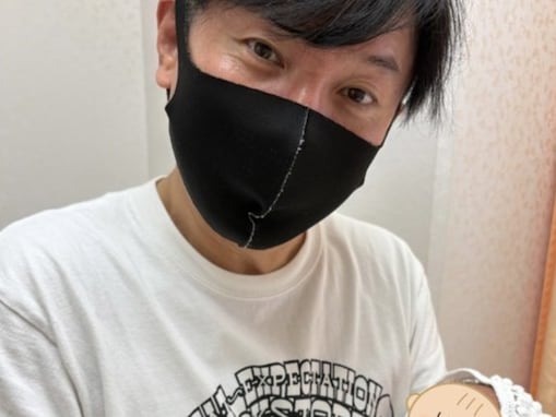 「57歳で父親に、凄い」人気芸人、第1子誕生を報告！ 「めちゃ稼がないとですね」「奥様がんばられましたね！」