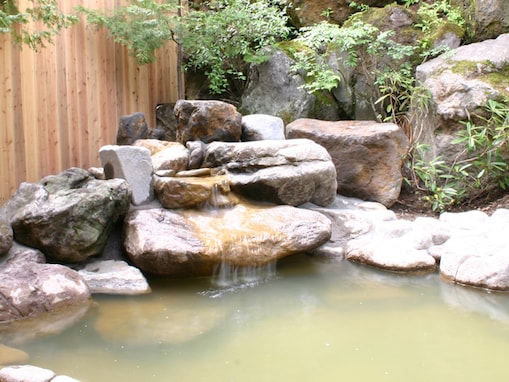 【群馬県の人気銭湯】「嬬恋温泉 つつじの湯」は標高1,150mの大自然と源泉かけ流しの美肌の湯が楽しめる施設