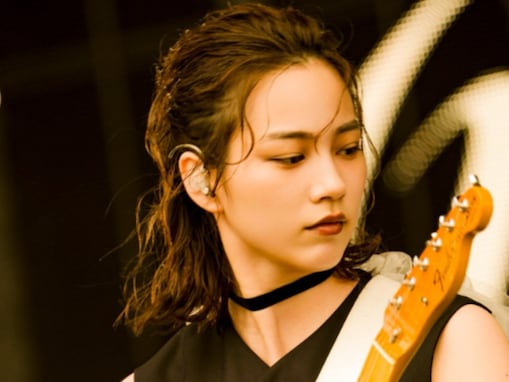「メロ過ぎて滅」のん、ギターを弾く格好いい姿を披露！ 「ちょっぴり『強面？』」「迫力あります」