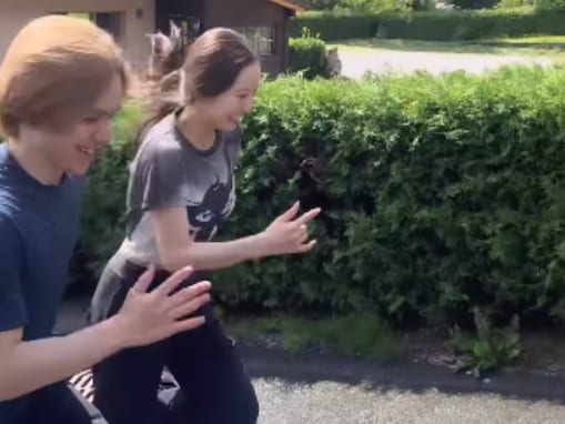 「エグい…」交際中の本田真凜＆宇野昌磨、誕生日目前の高地トレーニング姿を披露「2人とも歩幅ぴったり！」