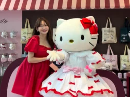 「神コラボや…」小嶋陽菜、ハローキティとの2ショットに反響「今までありそうでなかった」「涙出そう」