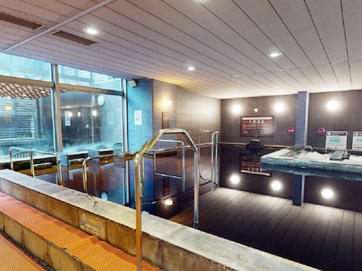 【東京都の人気スーパー銭湯】「THE SPA 成城」は地下1200mから湧き出る天然温泉が自慢の施設。かけ流しのつぼ湯や黒湯の内風呂を都内で楽しめる