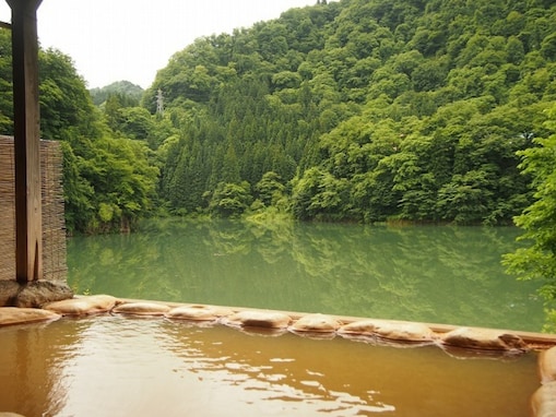 加水も加温も消毒もしない源泉かけ流し、回数券は100回分まで。福島県三島町「早戸温泉つるの湯」は1200年続く湯治場