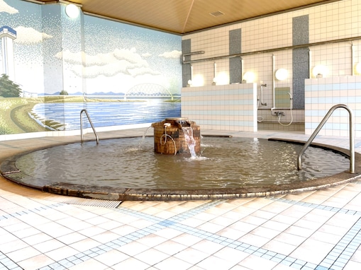 【岐阜県の人気日帰り温泉】「海津温泉 宙舟の湯」は源泉掛け流しの湯や19のお風呂が楽しめる施設。黄金色の天然温泉でリラックス