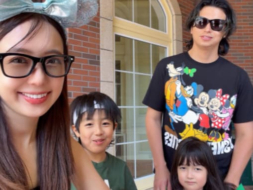 川崎希、家族5人で誕生日ディズニー満喫！ イケメン夫＆子ども3人で「ご家族皆さん楽しそう」と反響