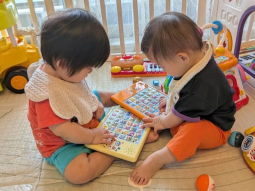 「なかよしふたご」中川翔子、息子の仲良しショット公開「これが幸せというやつ」「毛の量が対照的すぎて」