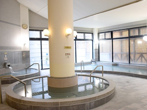 【愛媛県の人気銭湯】「鈍川せせらぎ交流館」はpH9.9の美人の湯と昭和レトロな雰囲気が魅力の施設。渓谷のせせらぎを感じる外気浴でリラックス
