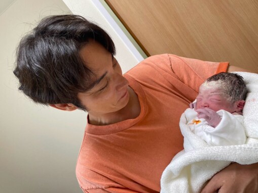 「絶対美人の娘さん」お笑い芸人、第2子誕生を報告！ 「ほんと可愛い」「パパはメロメロですね」