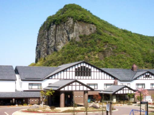 【新潟県の人気スパ施設】「いい湯らてい」は景勝地・八木ヶ鼻を望むロケーションが魅力の施設。湯が底から噴き出すマグマ風呂や個性溢れるサウナを堪能