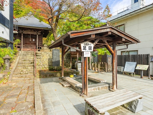 【山形県】改札を抜けて10歩で温泉！ 童話作家のふるさとの駅ナカ温泉に、無料の足湯めぐりも。駅直結・周辺スポット2選