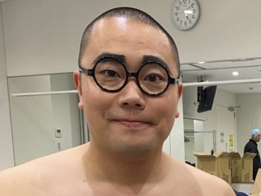 「岡部ってこんな毛深いの？」人気芸人の素肌に驚きの声。「体毛濃いなー」「着痩せするの？」