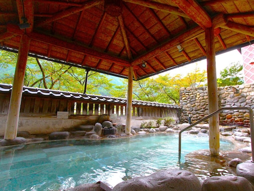 【岐阜県の人気日帰り温泉】「下呂温泉 クアガーデン露天風呂」は飛騨川のせせらぎに包まれる多目的露天風呂保養館