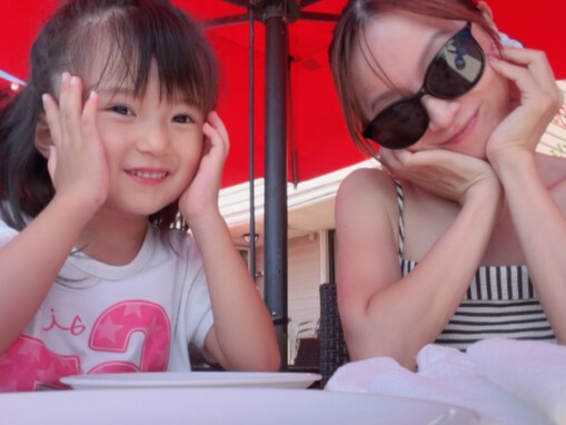 「ママ似でカワイイ！」鈴木亜美、娘と顔出しのツーショットに反響「ママにそっくり」「食べっぷりもママ似」