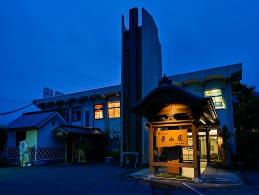 【湯野温泉の人気ホテル】「湯野温泉 芳山園」は豊かな自然と名湯に癒やされる静寂の宿