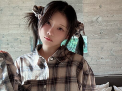 「見えとるがな!?」重盛さと美、美脚をギリギリまで披露！ 「セクシー過ぎませんか？」「少女すぎる」