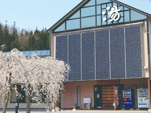 「月山」と「薬師」2つの大浴場に、奇数偶数日で入れ替わる外気浴。山形県の人気日帰り温泉「水沢温泉館」の魅力とは