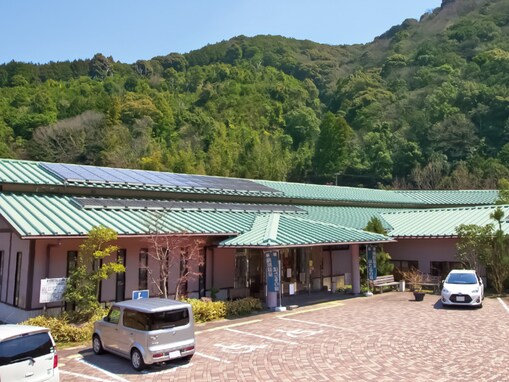 【和歌山県の人気日帰り温泉】「滝原温泉 ほたるの湯」は美しい中庭と空を眺める露天風呂が魅力の施設。四季の景観と温泉でリラックス