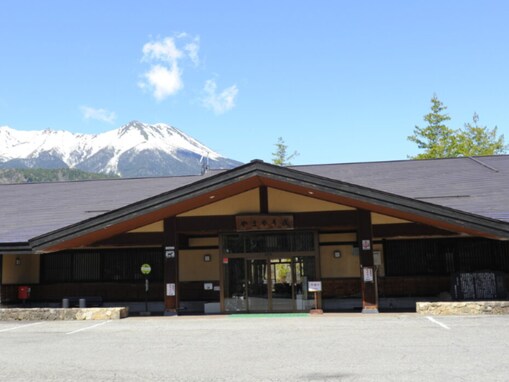 【長野県の人気日帰り温泉】「やまゆり荘」は開田高原の豊かな自然に包まれた温泉施設。大露天風呂や庭園露天風呂でリラックス