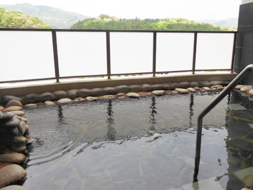 【長崎県の人気スーパー銭湯】「いいもり月の丘温泉」は本格的な歩行湯を備えた天然温泉施設。湯冷めしにくい「温まりの湯」を堪能