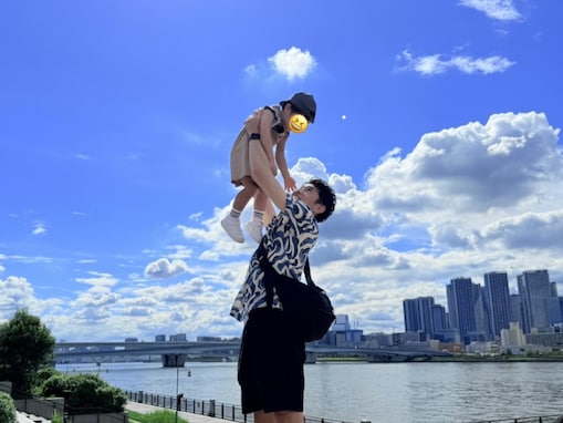 「よしおこれ以上好感度上げてどうする」小島よしお、親子ショットに「めっちゃいい写真だぁ…！」の声