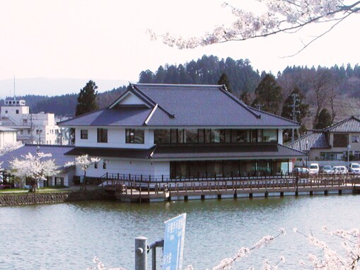 【秋田県の人気日帰り温泉】「鶴舞温泉」は本荘公園の景観を楽しめる日帰り温泉施設。四季折々の景色と日本庭園を眺められるお風呂でリラックス