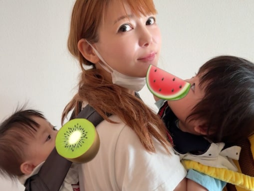 「限界かあさん」中川翔子、双子を“おんぶに抱っこ”する姿に「どんどん大きく成長してますね〜」反響