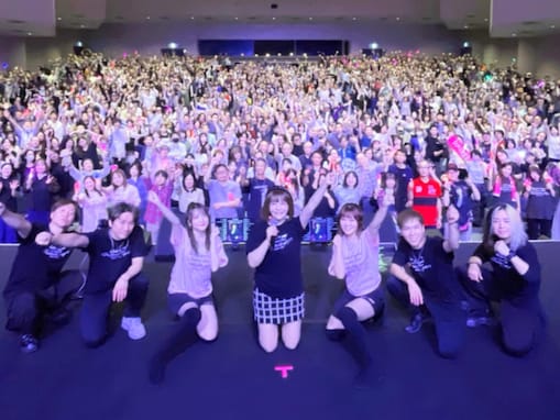 「最高でした」華原朋美、美脚際立つミニスカ姿に反響！ 「元気になりました」「圧巻の歌唱力に鳥肌」