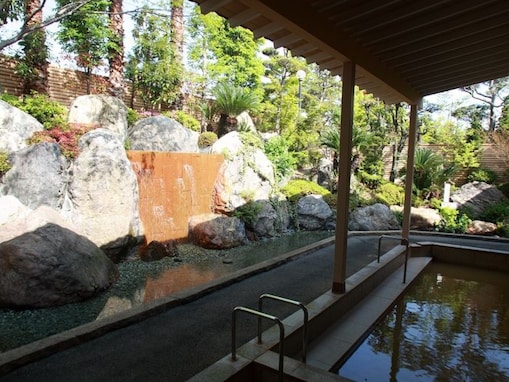 【愛媛県の人気スーパー銭湯】「ひうちの湯」は四国最大級の大浴場と天然温泉が自慢の施設。源泉かけ流しやパワフルなマグナムバスでリラックス